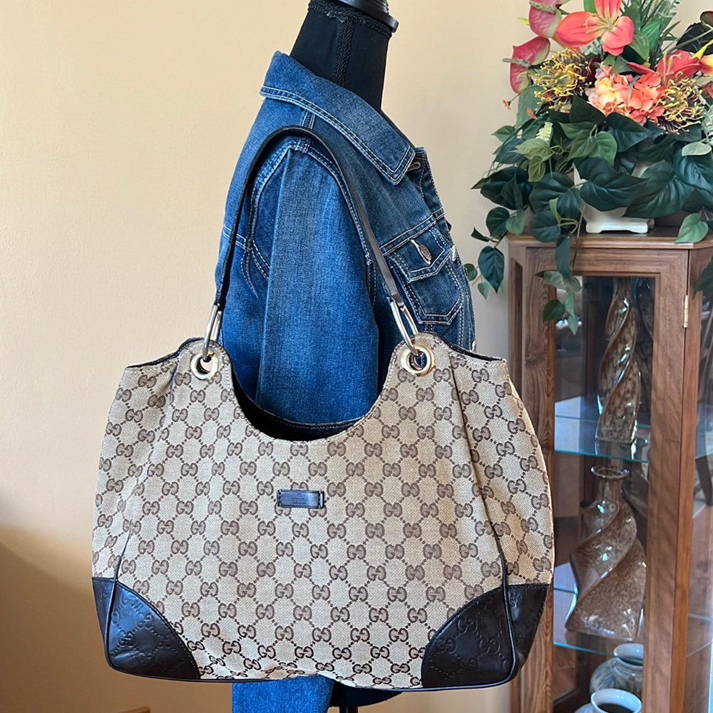 💯 % authentic Gucci shoulder bag.